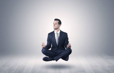 İşadamı bir boşluk kavramı içinde meditasyon