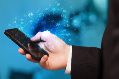 Sistem kavramı Merkezi bulut ile telefon kullanarak ele