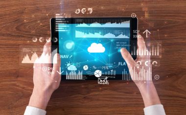 Tablet tutarak ve finantial rapor kavramı kontrol el