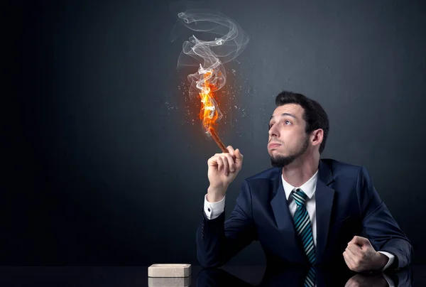 Podnikatel, kouření. — Stock fotografie