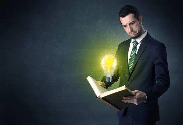 Hombre de negocios sosteniendo un libro. — Foto de Stock