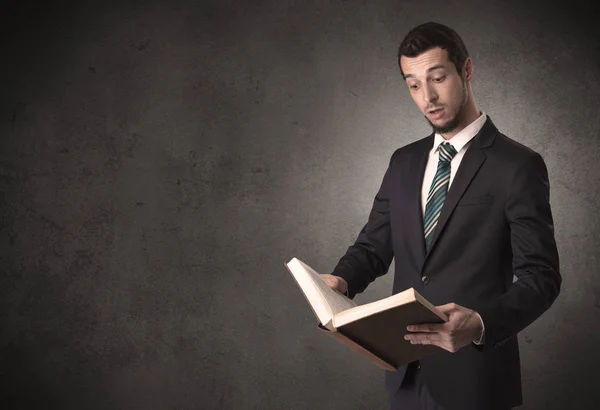 Hombre de negocios sosteniendo un libro. — Foto de Stock