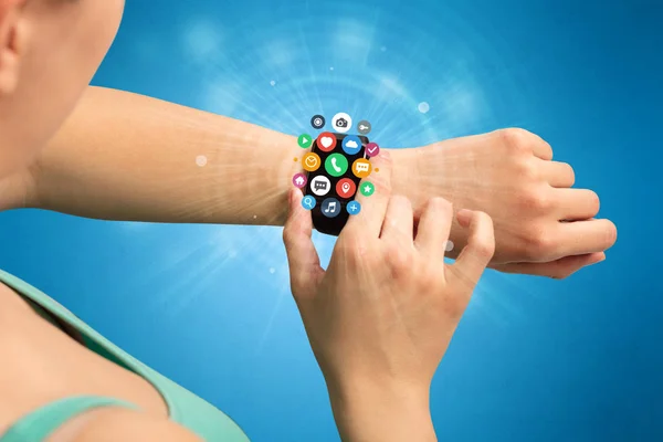 Smartwatch con icone dell'applicazione . — Foto Stock