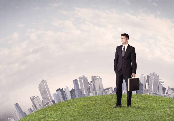 Man standing in front of city landscape — Stock Photo, Image