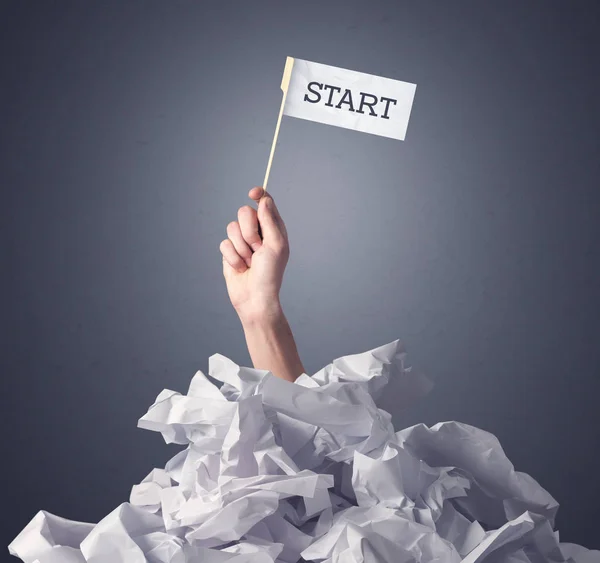 Weibliche Hand hält Startschild — Stockfoto