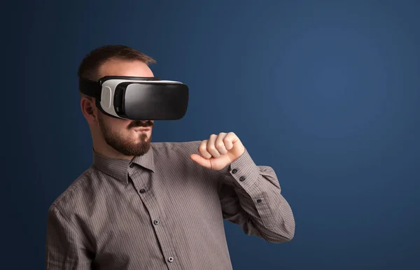 Homme d'affaires avec lunettes de réalité virtuelle — Photo