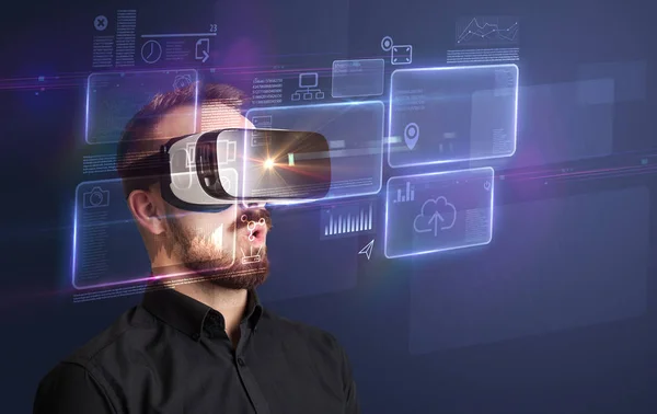 Empresário com óculos de realidade virtual — Fotografia de Stock