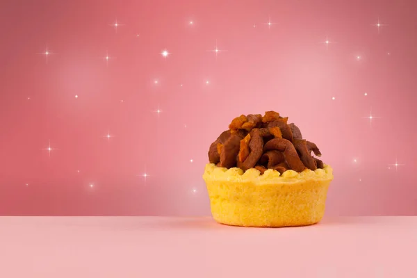 Закрыть вкусный красочный испеченный торт на звездном фоне — стоковое фото