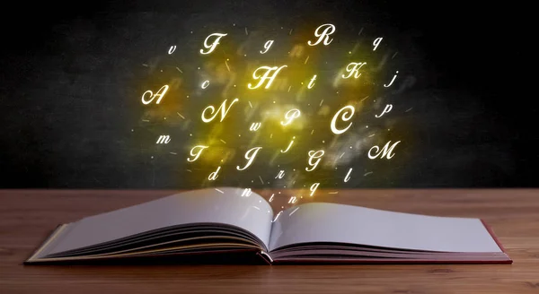 Alfabetletters over boek — Stockfoto