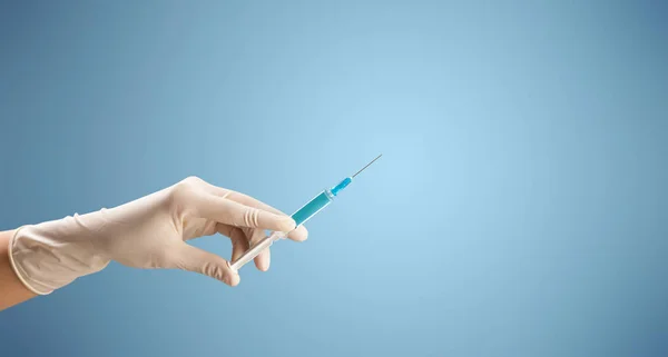 Female doctor holding syringe — Stock Photo, Image