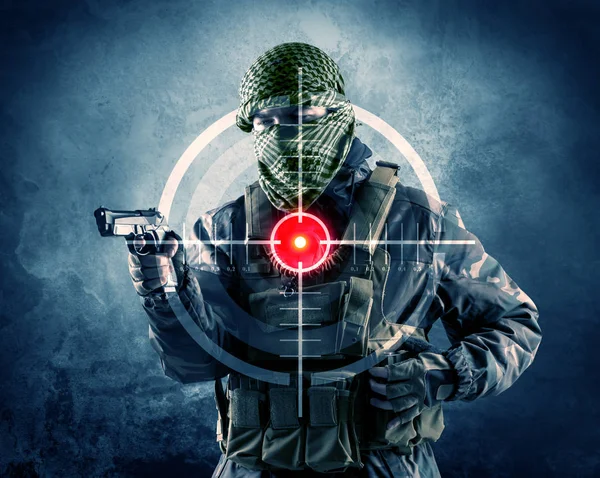 Un terroriste masqué avec une arme et une cible laser sur son corps — Photo