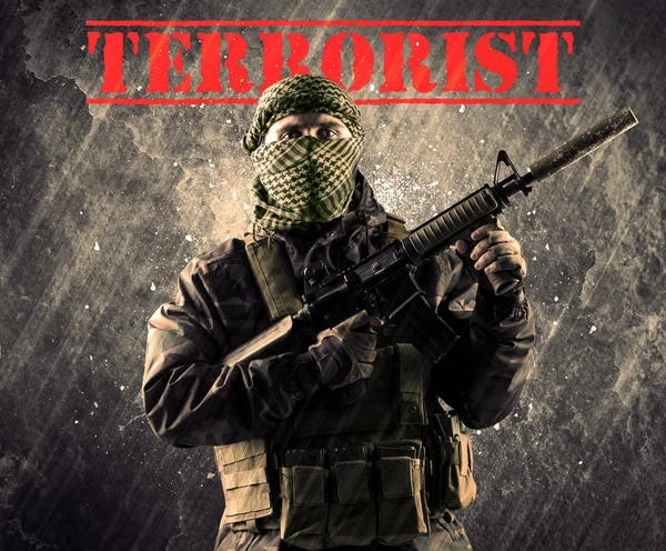 Bărbat mascat și înarmat periculos cu semn terorist pe un bac morocănos — Fotografie, imagine de stoc