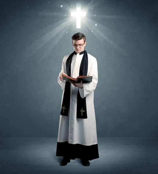 Joven sacerdote en dar su bendición — Foto de Stock