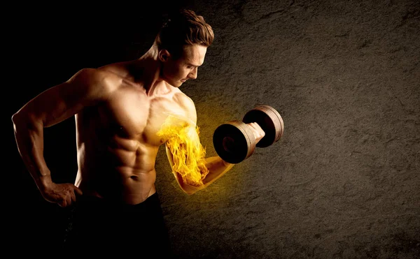 Musculateur soulevant le poids avec le concept flamboyant de biceps — Photo