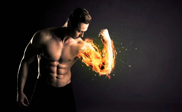 Atleta fisiculturista levantar peso com fogo explodir conceito de braço — Fotografia de Stock