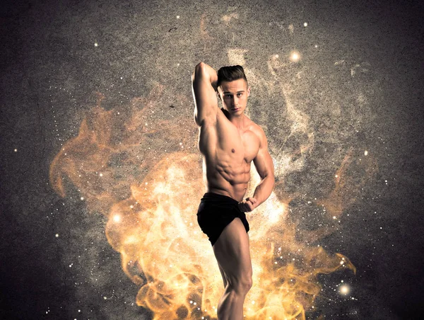 Gezonde hete man toont spieren met vuur — Stockfoto