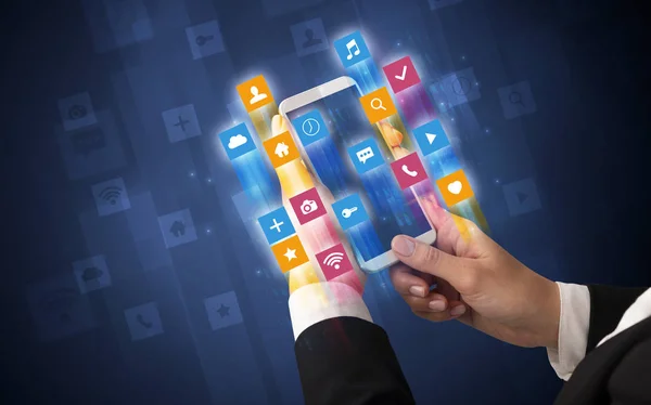 Main utilisant un smartphone avec des icônes d'application angulaires — Photo