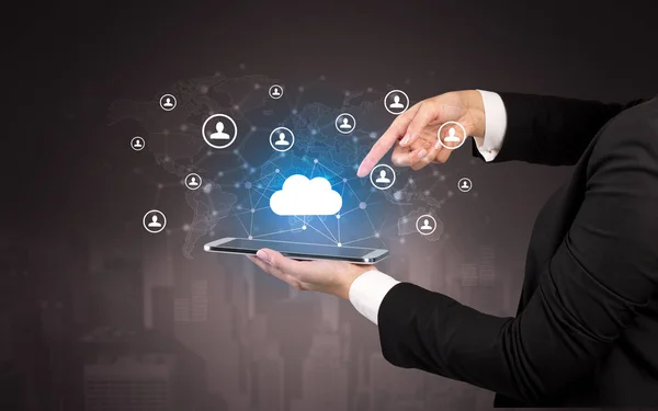 Cloud- und Konnektivitätskonzept auf dem Tablet — Stockfoto