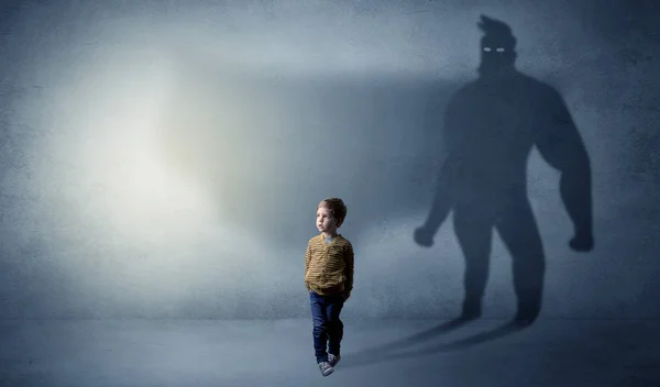 Lindo niño con sombra de héroe detrás — Foto de Stock