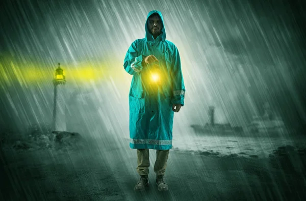 Человек идет с фонарем на побережье концепции — стоковое фото
