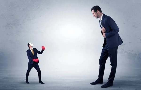 Empresario mendigando por pequeño hombre de negocios enmascarado — Foto de Stock