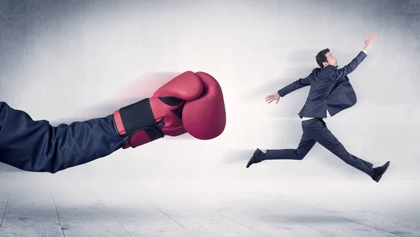 Величезний боксерські рукавички удари бізнесмен концепції — стокове фото