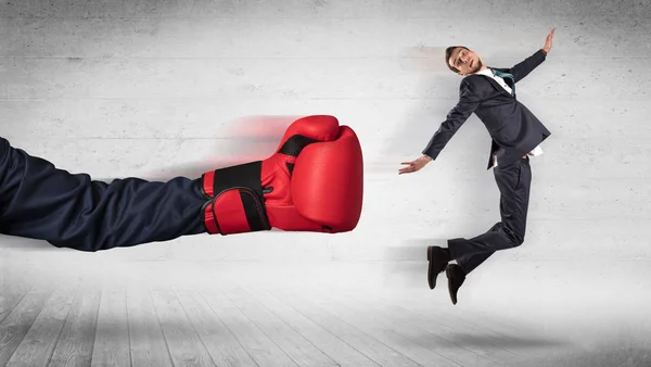 Braço com luvas de boxe atinge conceito de trabalhador de escritório — Fotografia de Stock