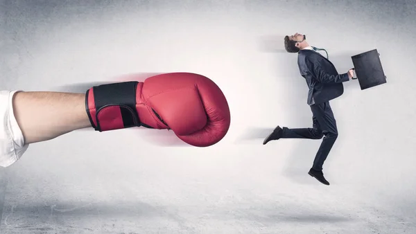 Бізнесмен звільняється величезною боксерською рукою — стокове фото