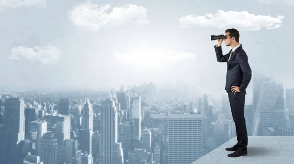 Man looking forward from the top of a skyscraper — Stock Photo, Image