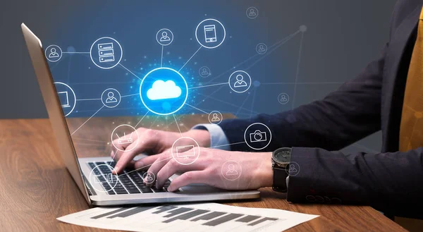 Hand typing with cloud technology system concept — Stock Photo, Image