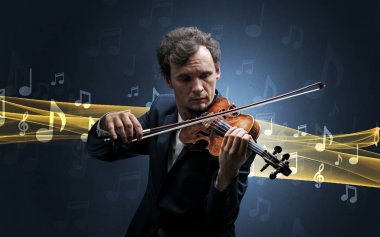 Keman ile notlar oynamaya müzisyen