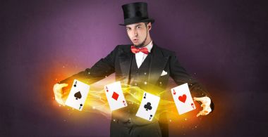 İllüzyonist sihirli oyun kartları ile hile yapmak