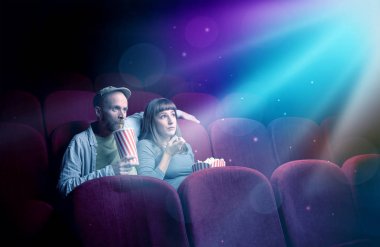 Genç çift film seyrederken 