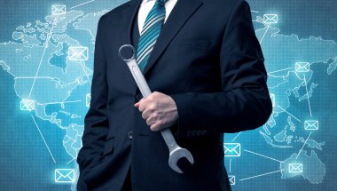 Yakışıklı businassman ayakta elinde aracıyla