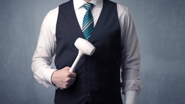 Businesman ayakta elinde aracıyla