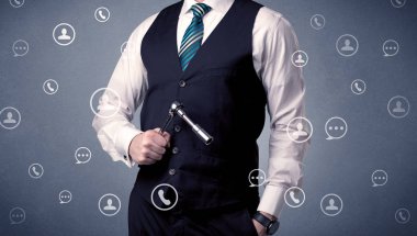 Yakışıklı adam elindeki aracıyla ayakta