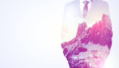 Dağ grafik ile ayakta işadamı