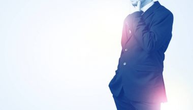 Genç işadamı ayakta durup düşünüyor