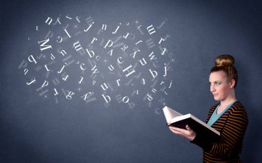 Genç Bayan kitap harfleri ile 