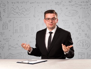 Masada oturan bir iş adamı.