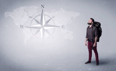 Sırt çantalı genç adam.