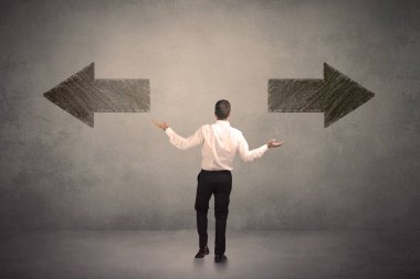 İki ok önünde duran bir karar alarak iş adamı