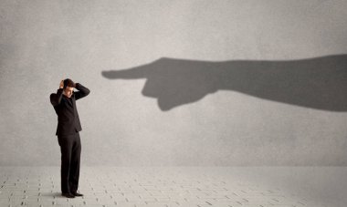 İş kişi ona konsantrasyon gösteren büyük gölge ele arıyorsunuz