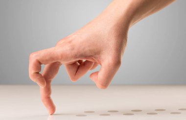 parmakları yürüyen