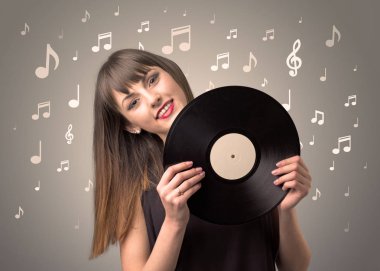 Vinil kaydı tutan kadın