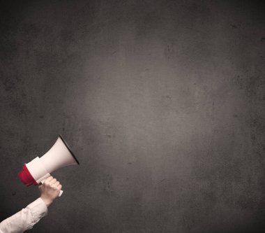 Düz arka plan üzerinde megafon