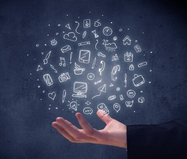 Karışık çizimler tutan el