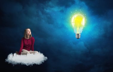 Bir bulut tanımak büyük ampul, üzerinde oturan kadın