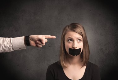 Kadına gösteren bir el