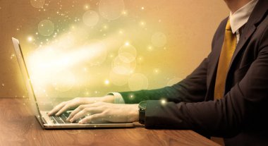 İşadamı laptopta hızlı çalışıyor.